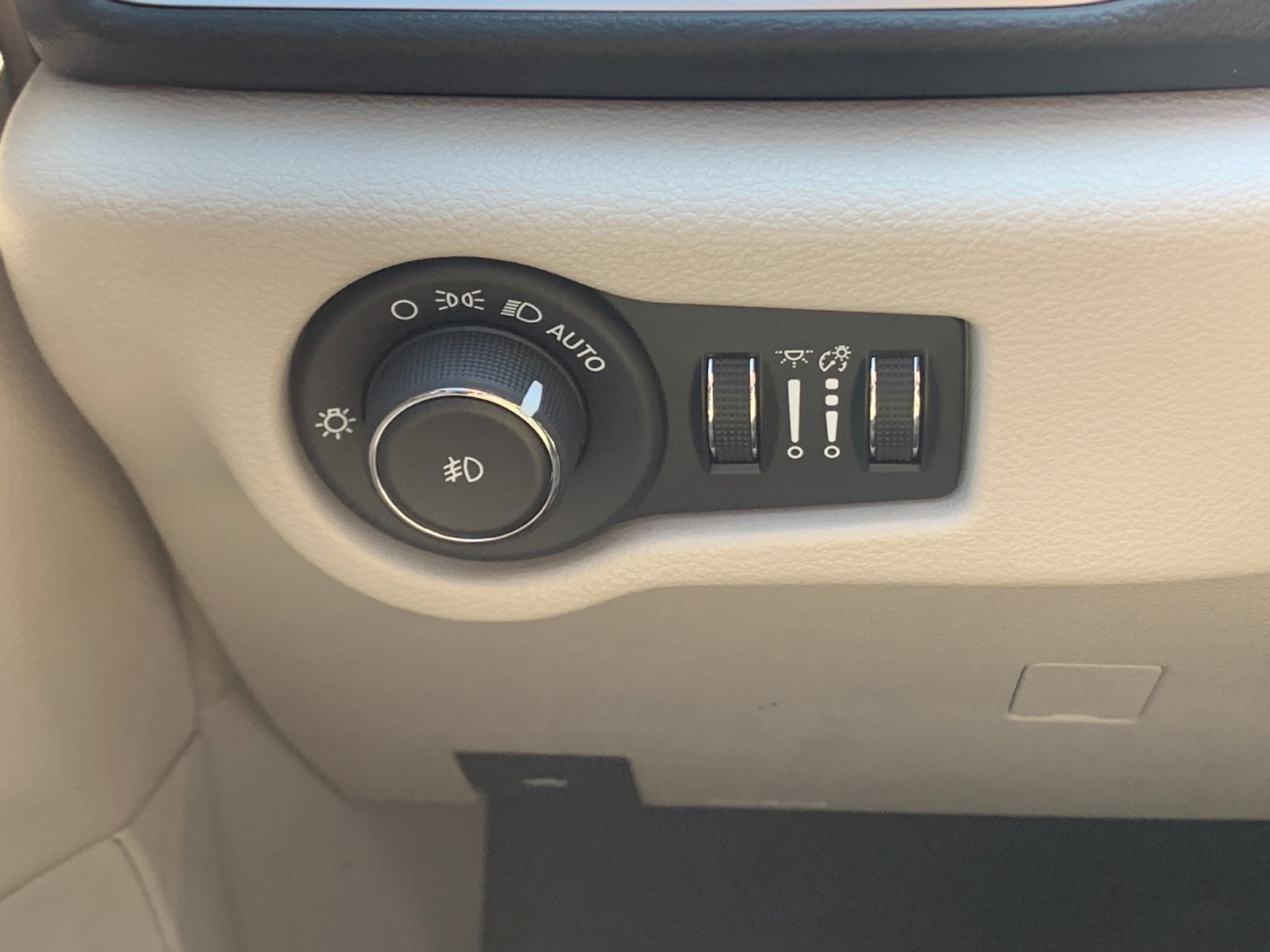Used 2019 White Chrysler Touring L image 34