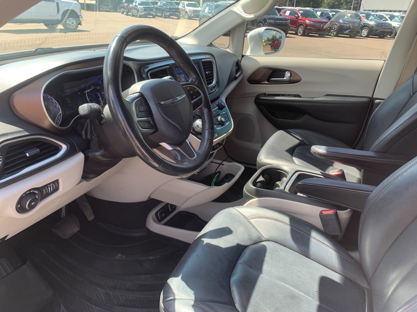 Used 2019 White Chrysler Touring L image 12