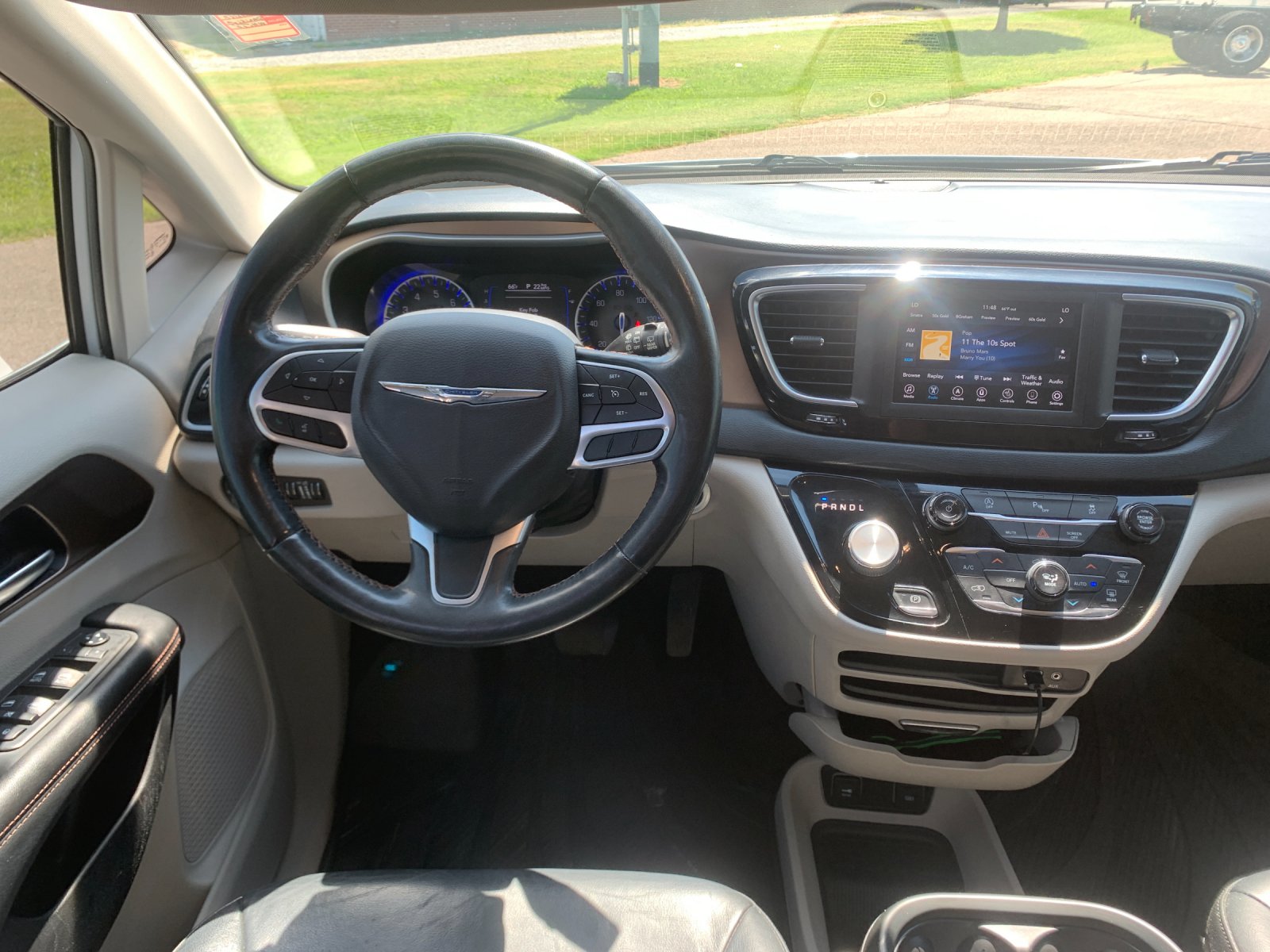 Used 2019 White Chrysler Touring L image 18