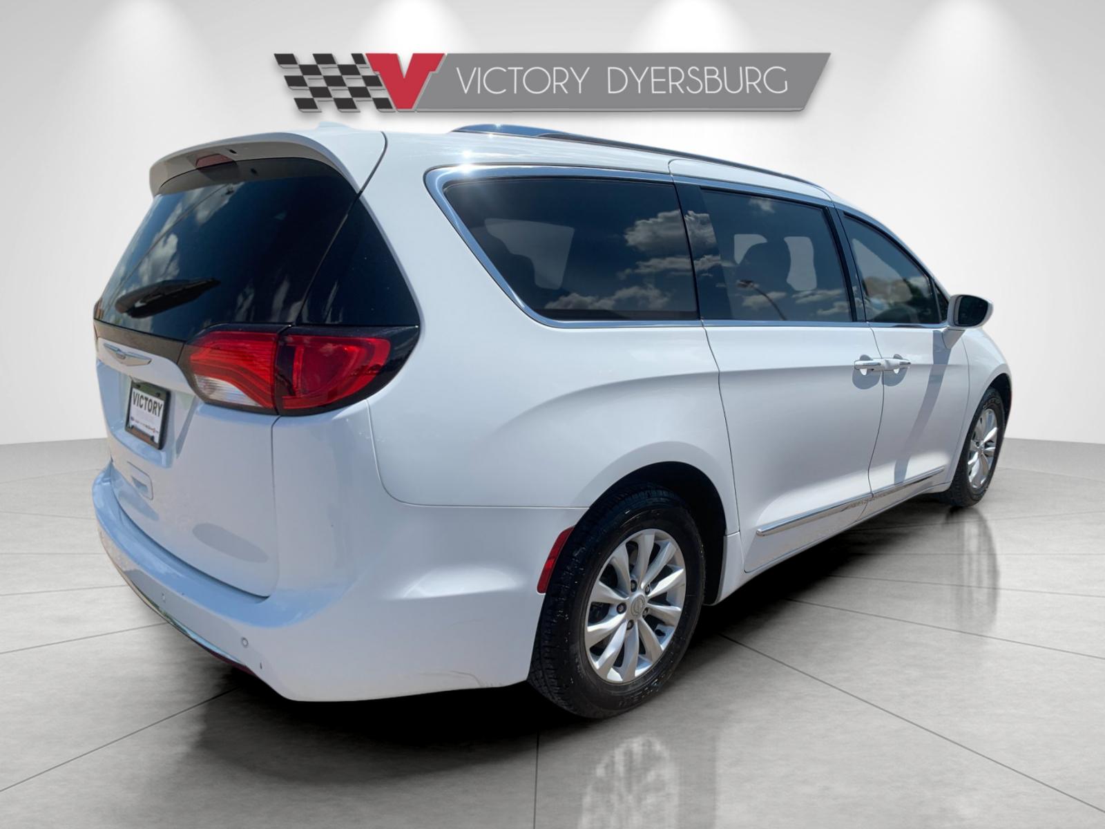 Used 2019 White Chrysler Touring L image 4