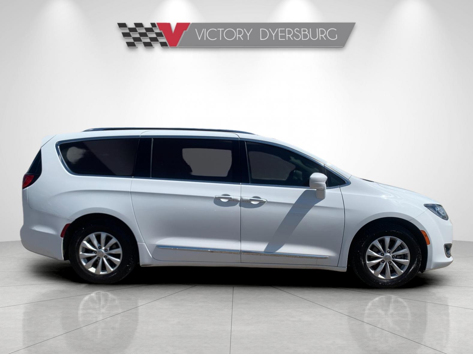Used 2019 White Chrysler Touring L image 3