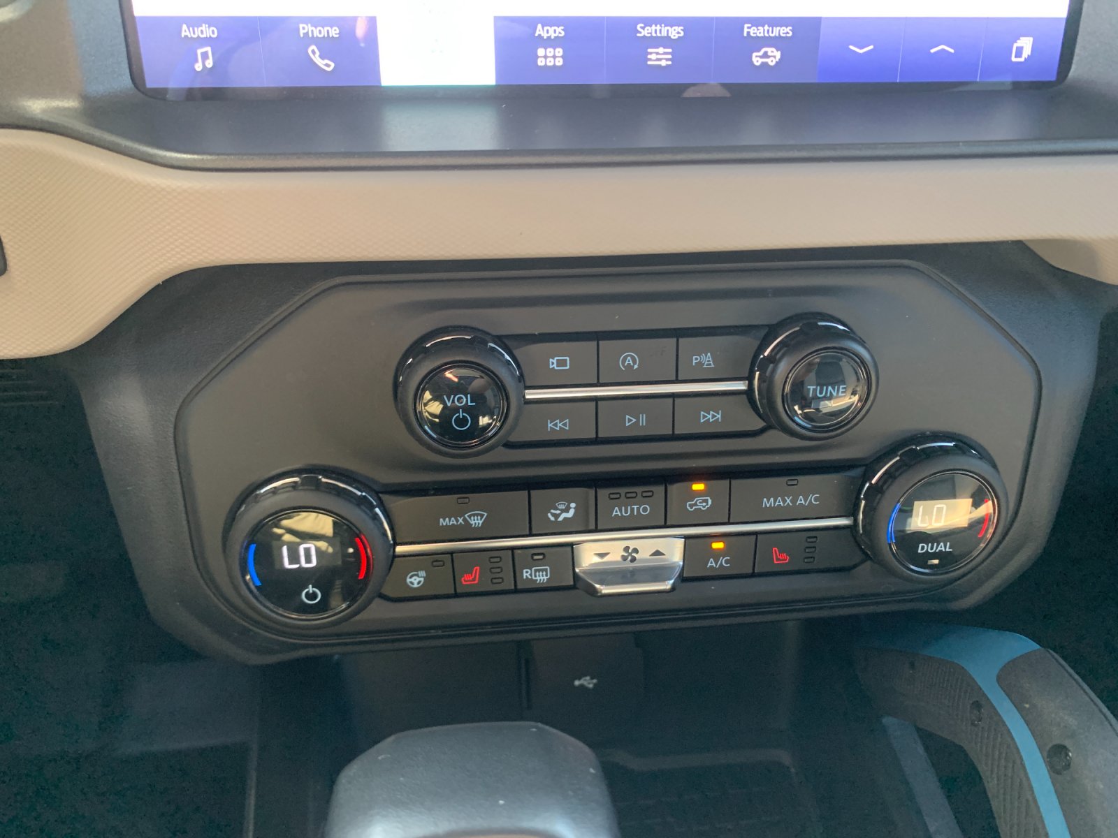 Used 2024 Gray Ford Wildtrak image 25
