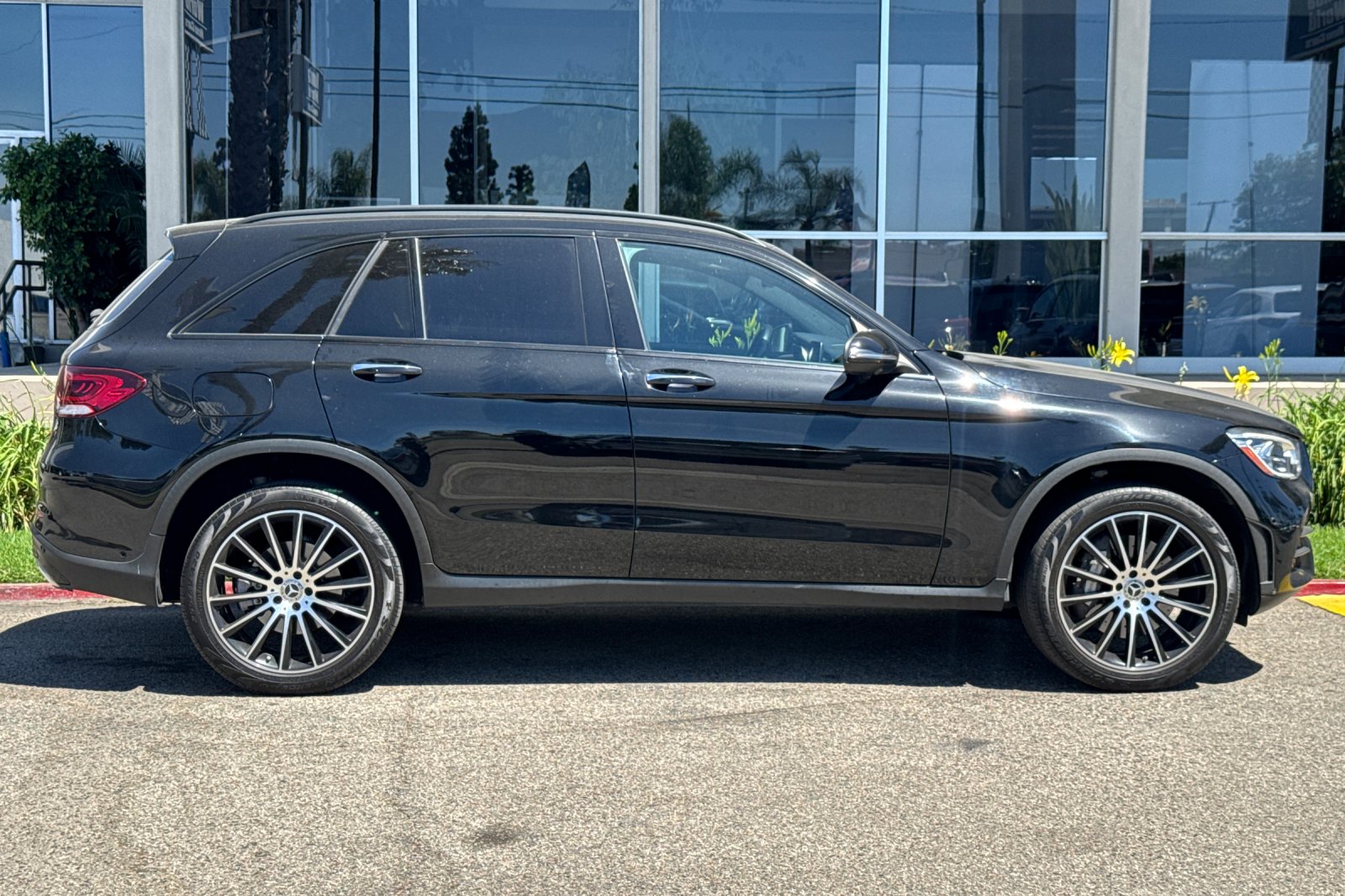 Used 2022 Black Mercedes-Benz GLC 300 image 4