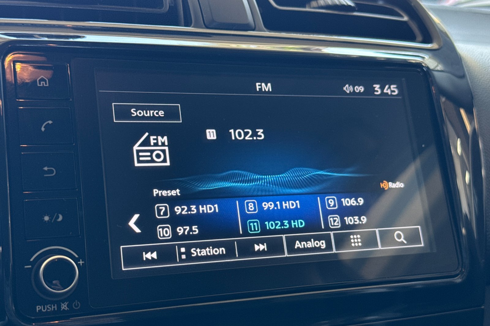 Used 2024 Jet Black Metallic Mitsubishi ES image 18