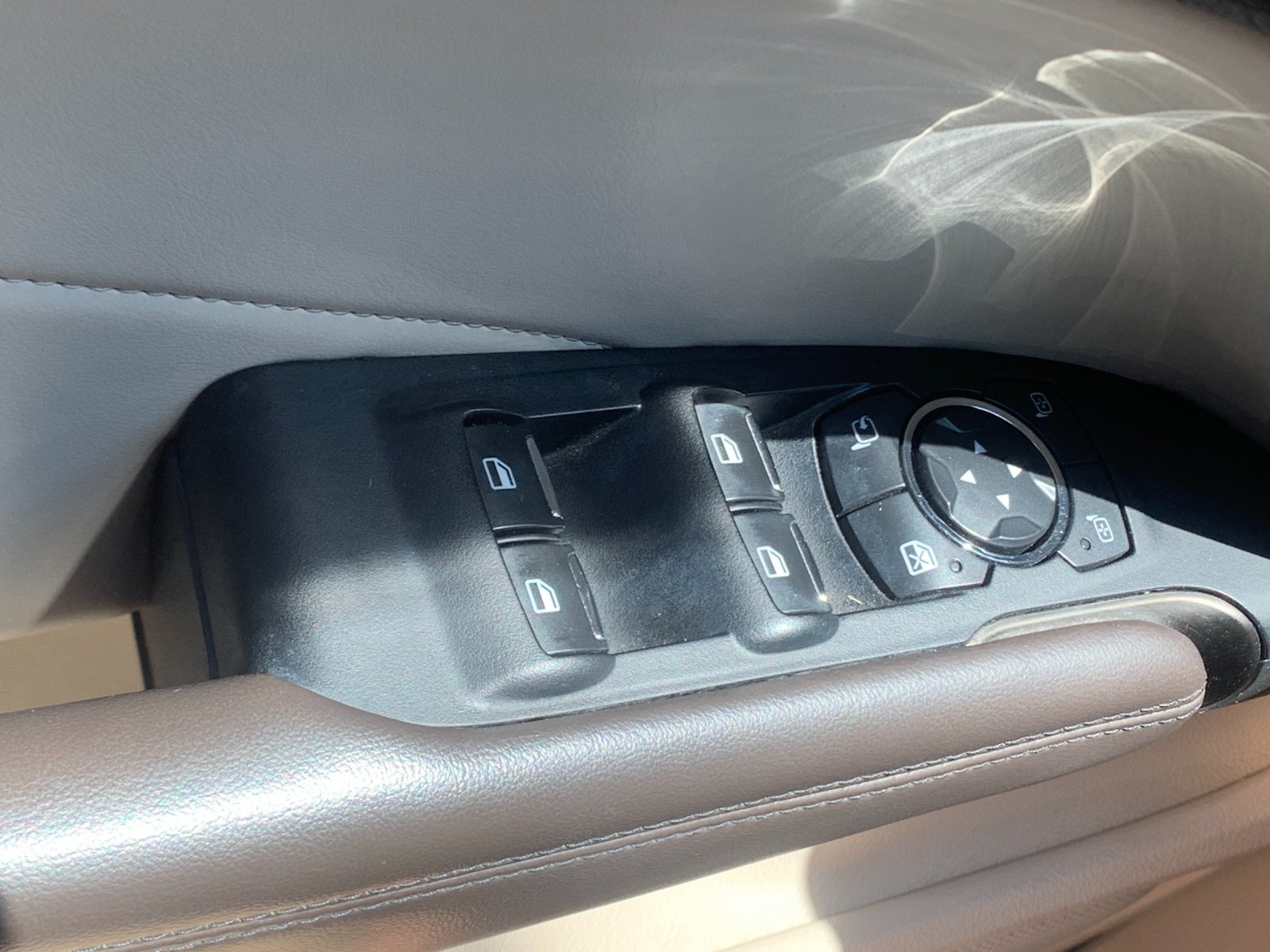 Used 2018 Red Lincoln Select image 4