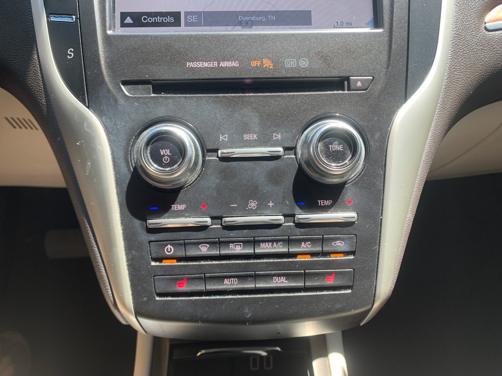 Used 2018 Red Lincoln Select image 14