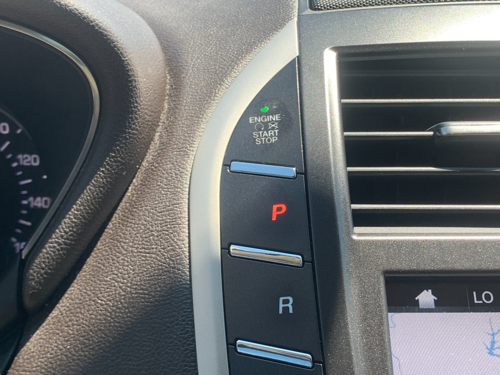 Used 2018 Red Lincoln Select image 16
