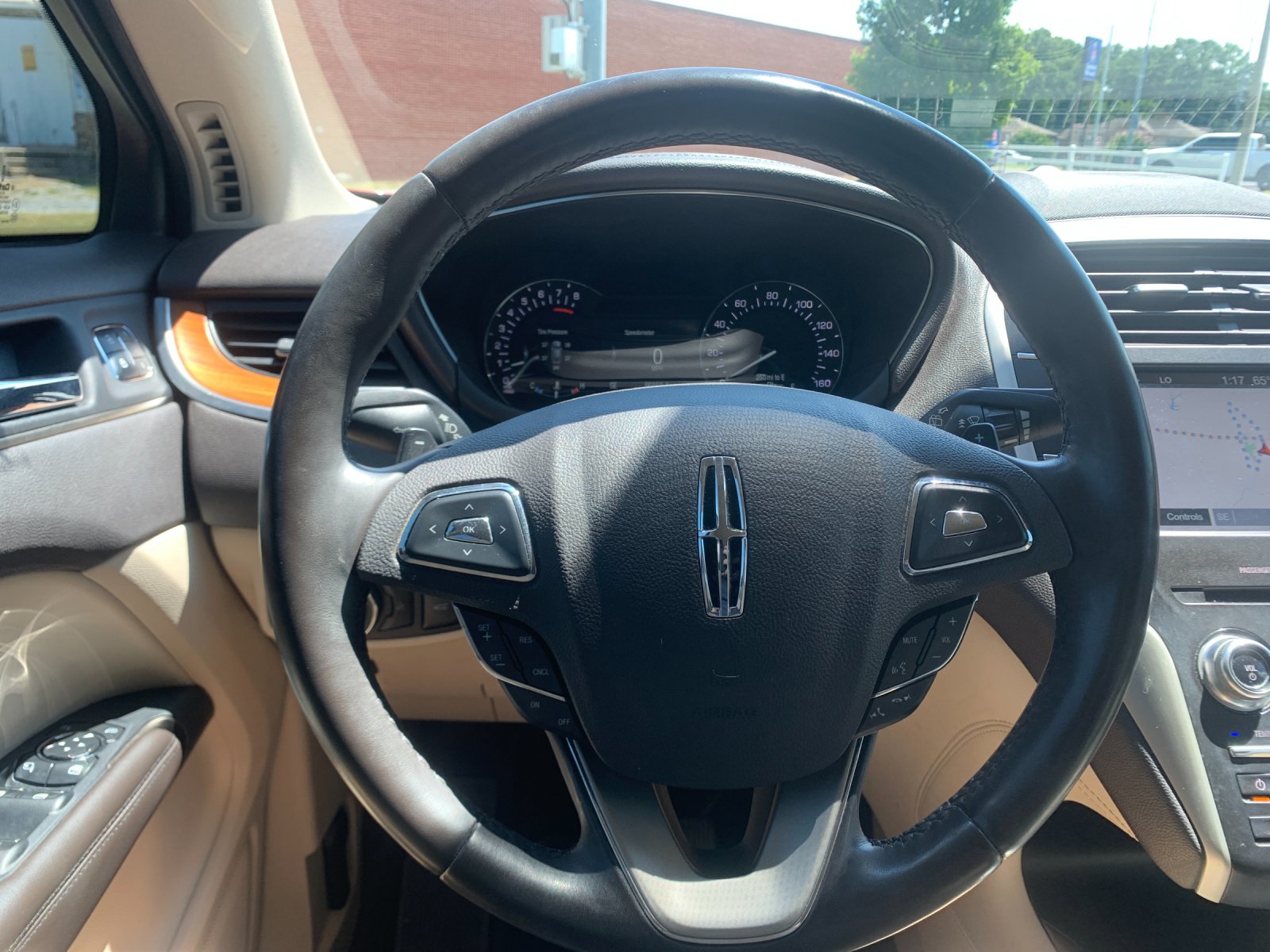 Used 2018 Red Lincoln Select image 17