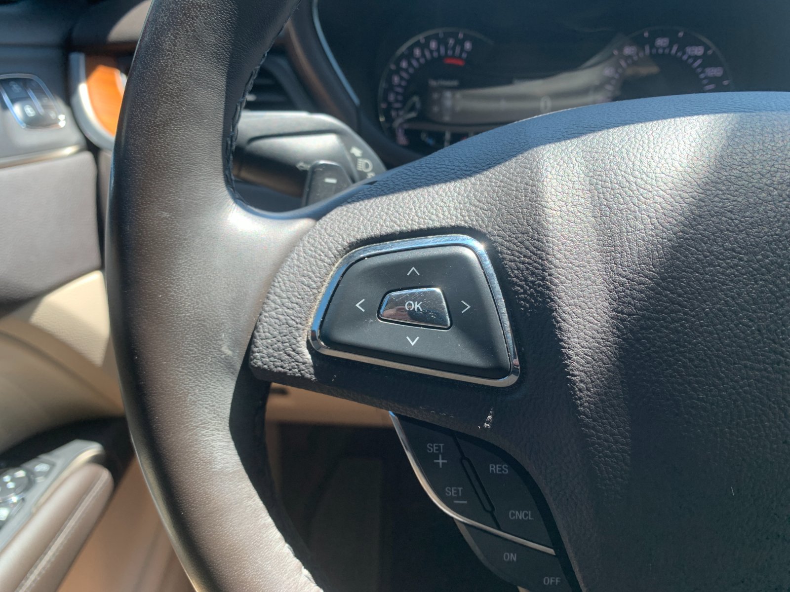 Used 2018 Red Lincoln Select image 18
