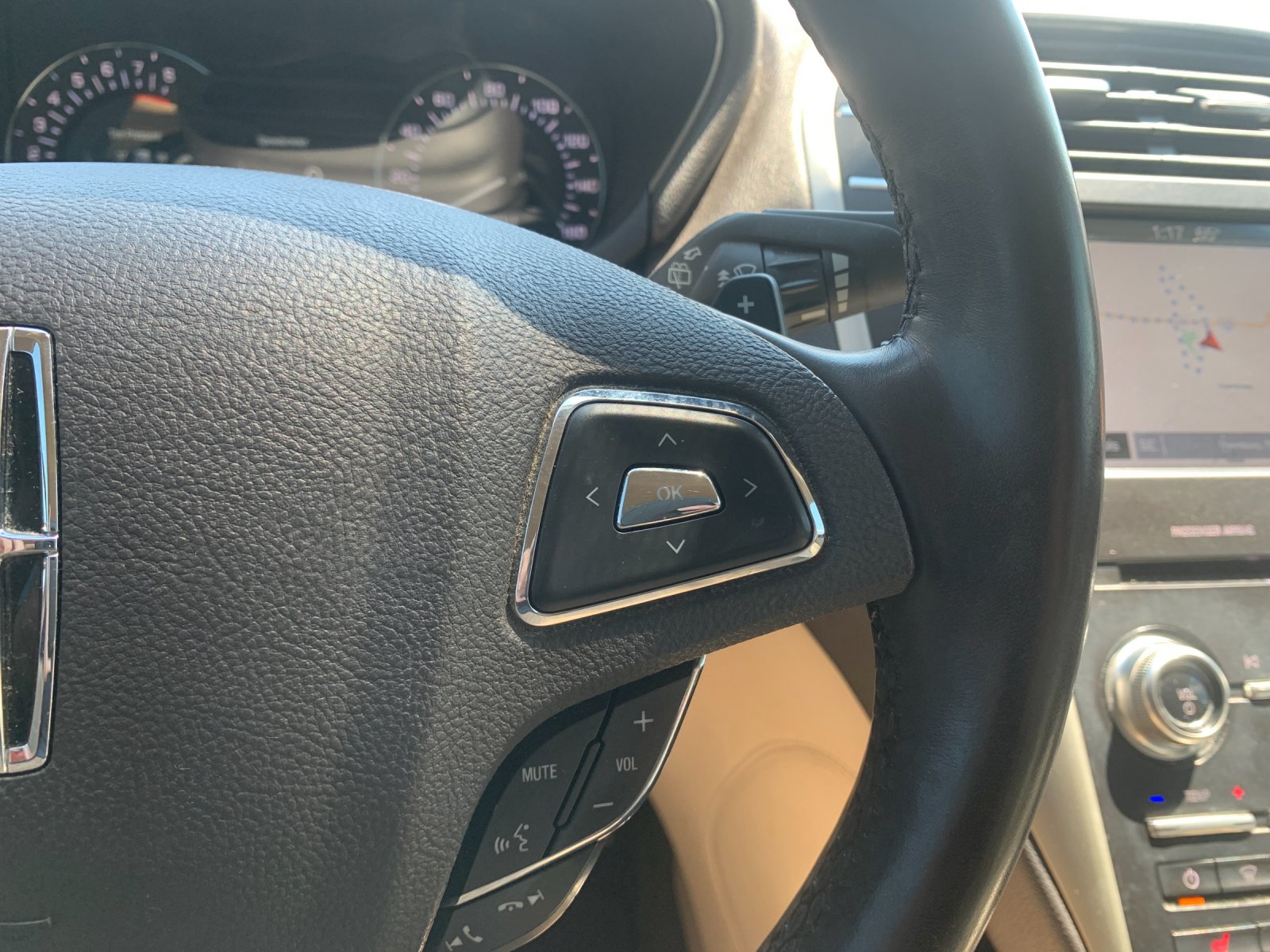 Used 2018 Red Lincoln Select image 19