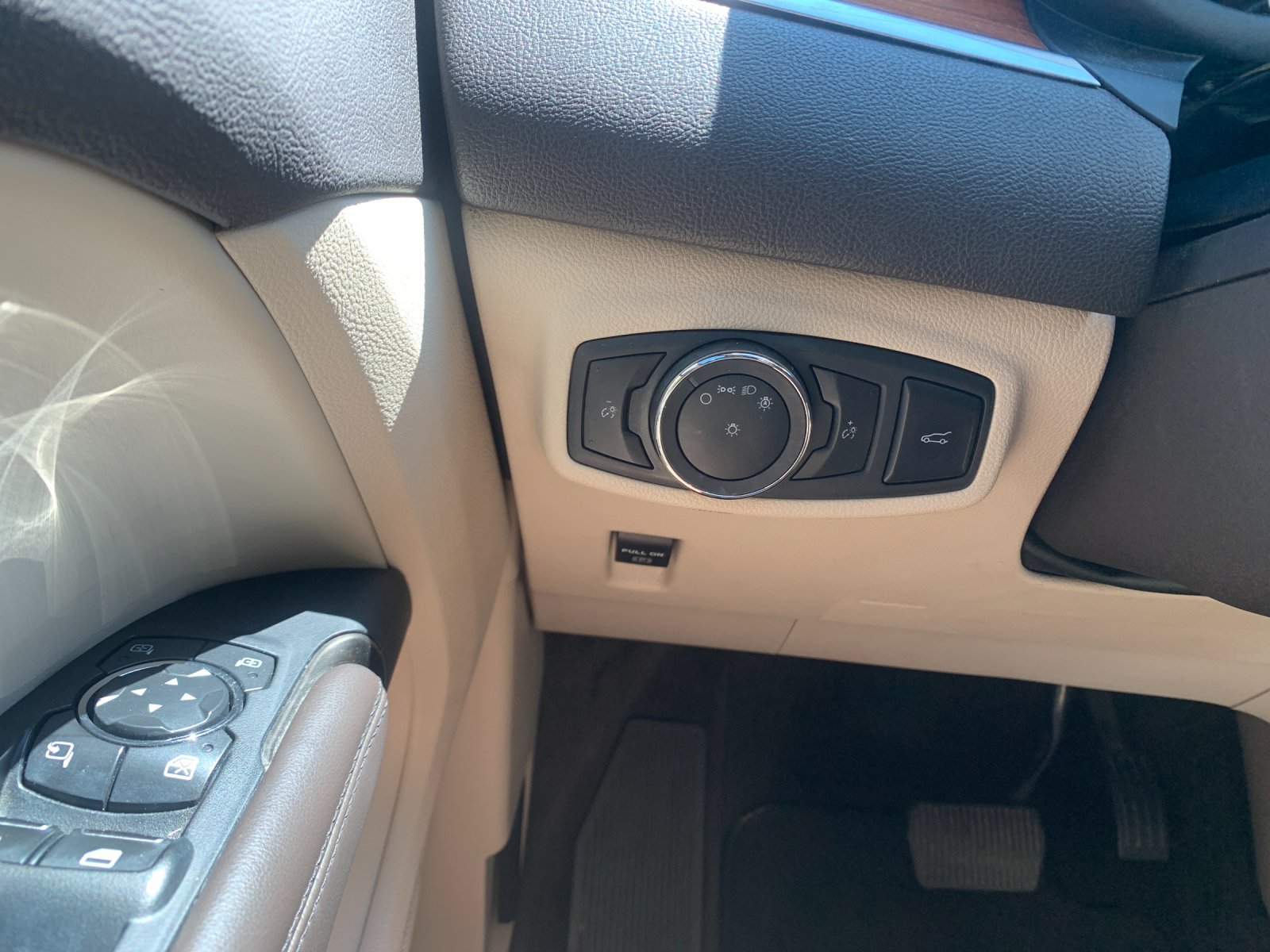 Used 2018 Red Lincoln Select image 22
