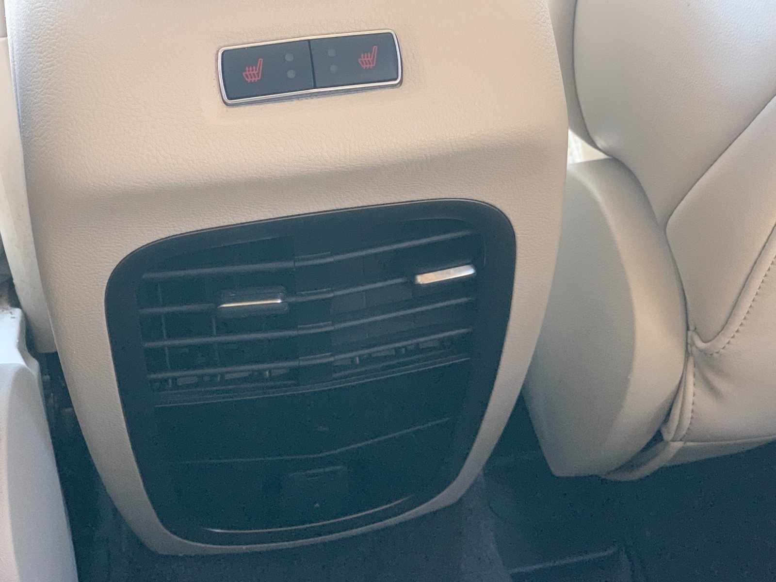 Used 2018 Red Lincoln Select image 5