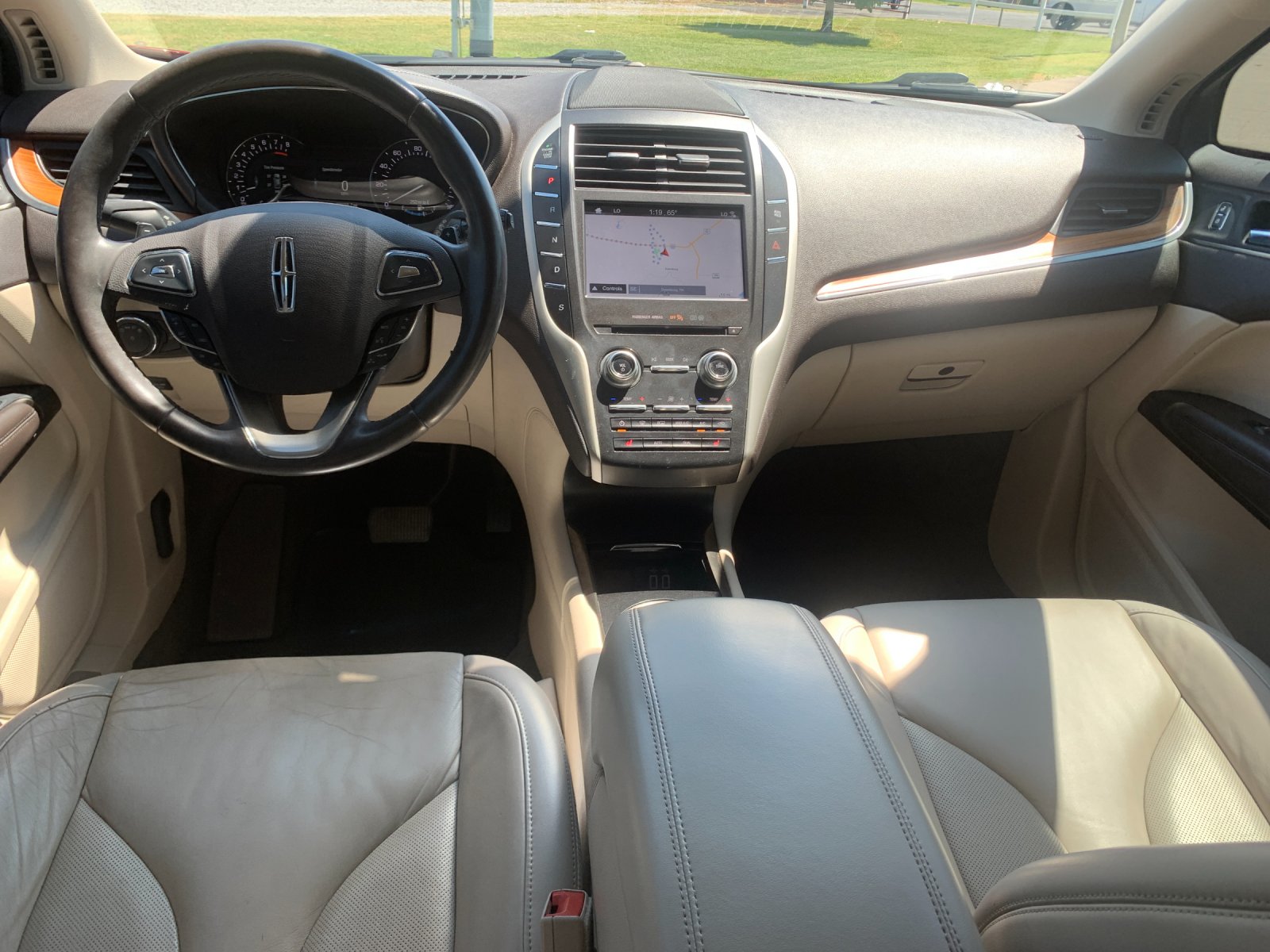 Used 2018 Red Lincoln Select image 6