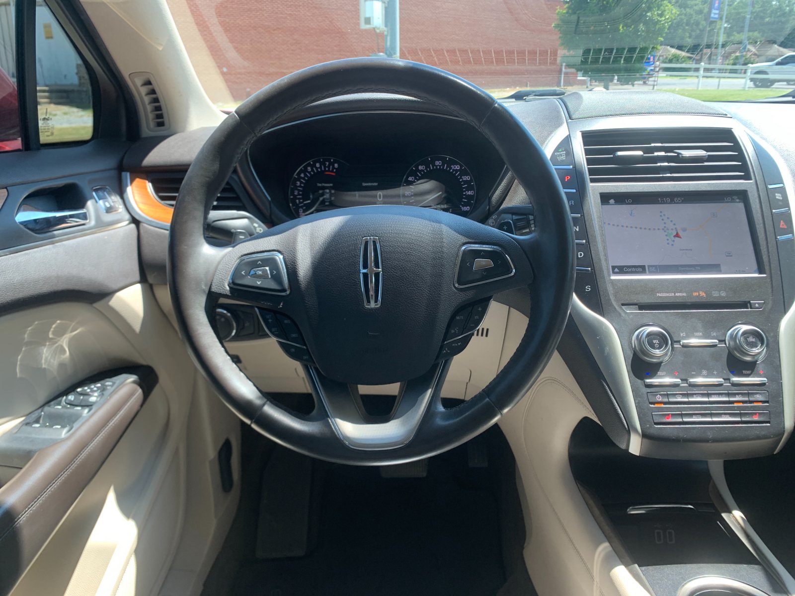 Used 2018 Red Lincoln Select image 7