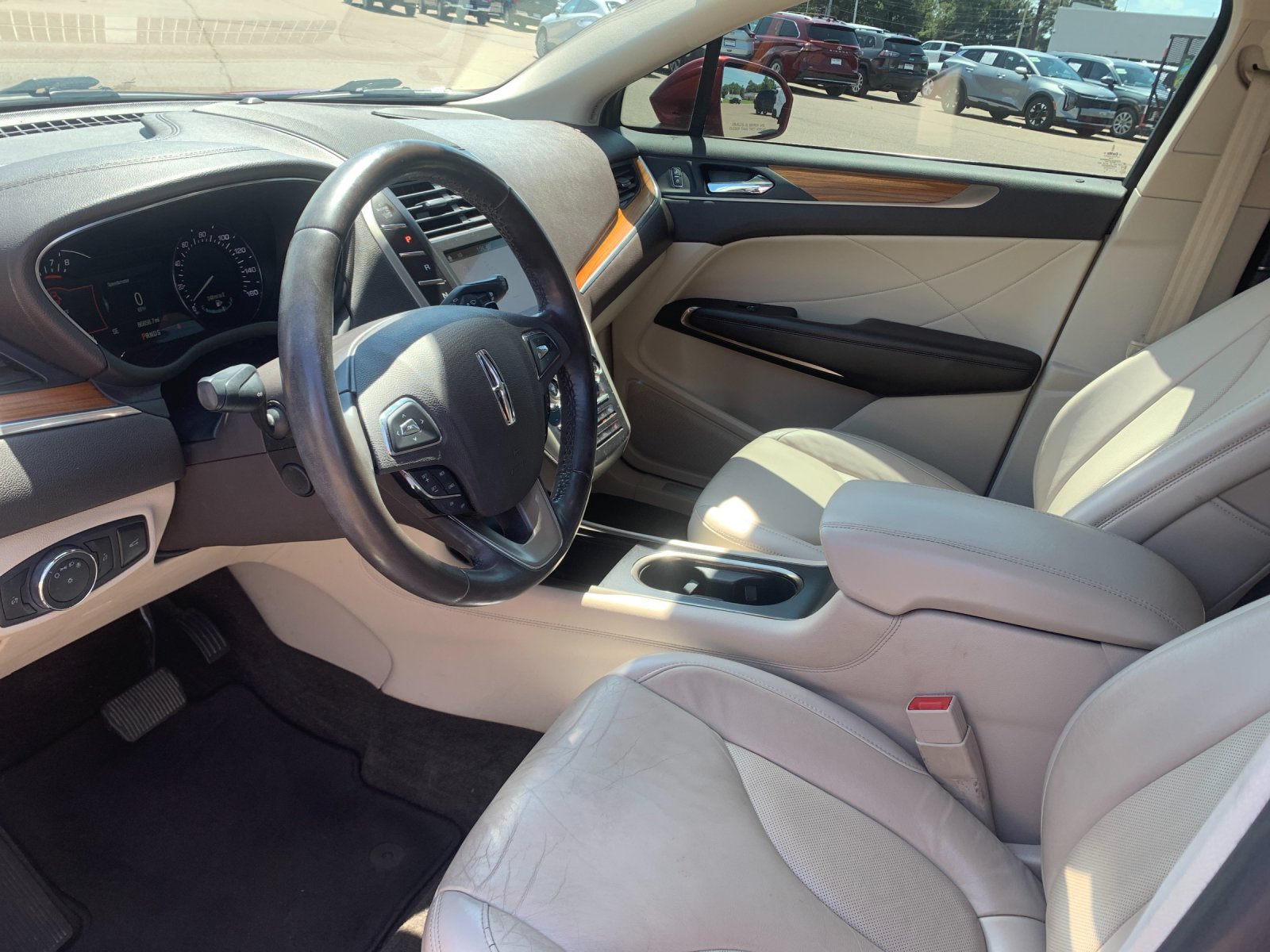 Used 2018 Red Lincoln Select image 12