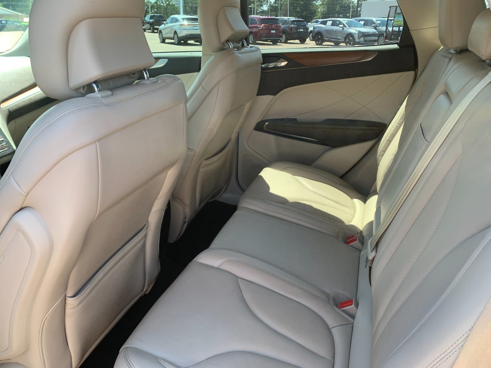 Used 2018 Red Lincoln Select image 15
