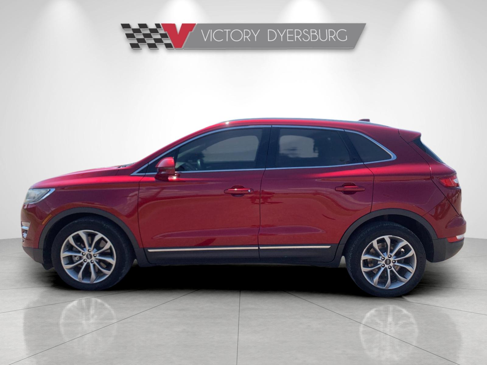 Used 2018 Red Lincoln Select image 7