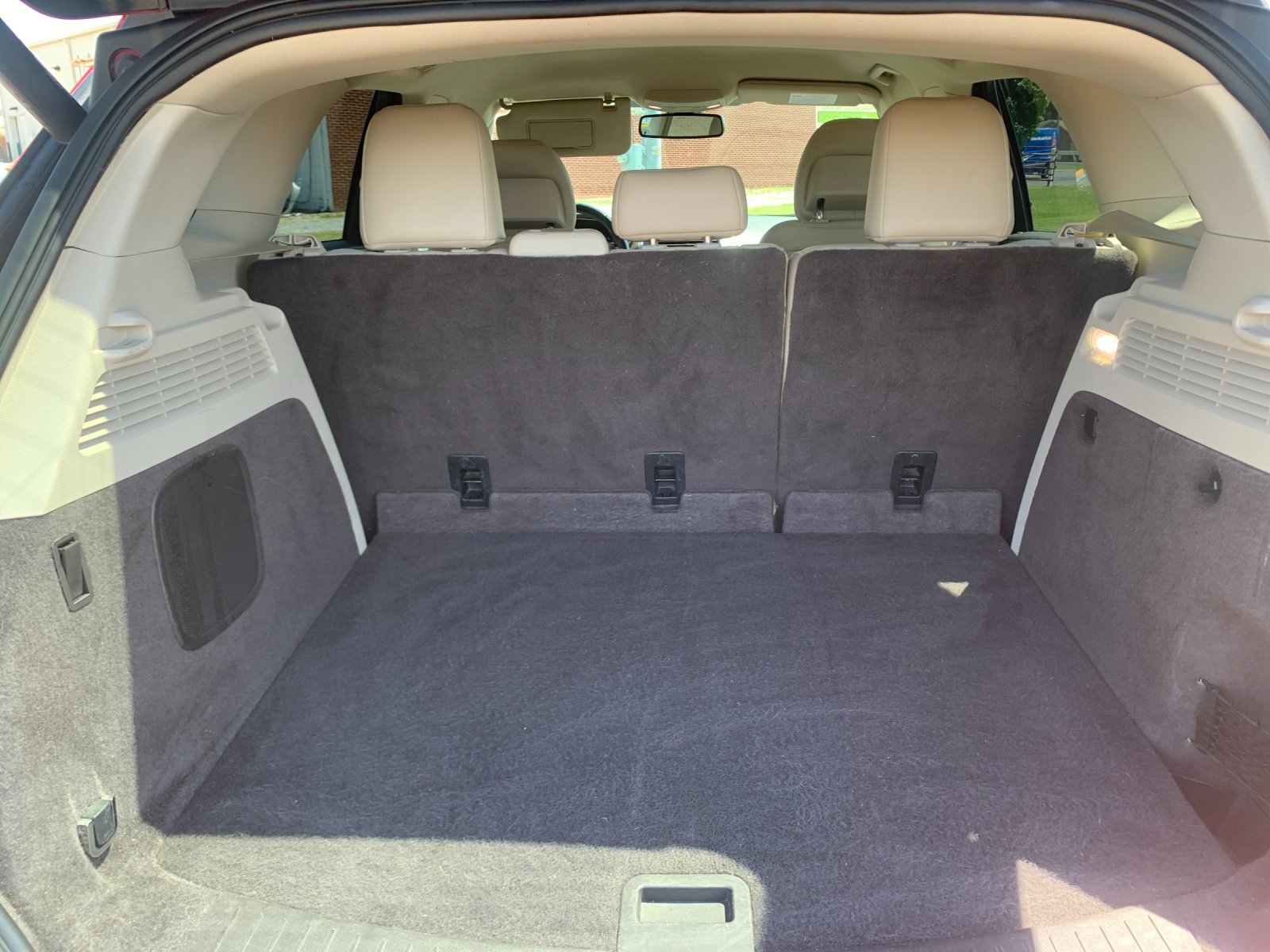 Used 2018 Red Lincoln Select image 19