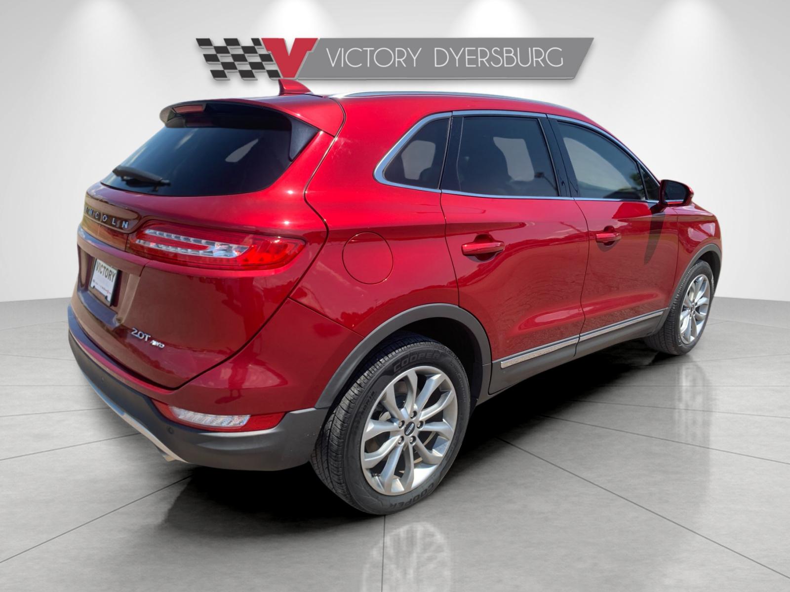 Used 2018 Red Lincoln Select image 4