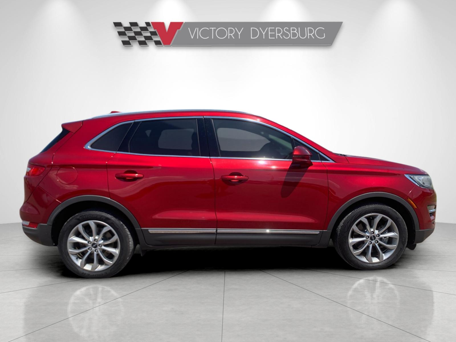Used 2018 Red Lincoln Select image 3