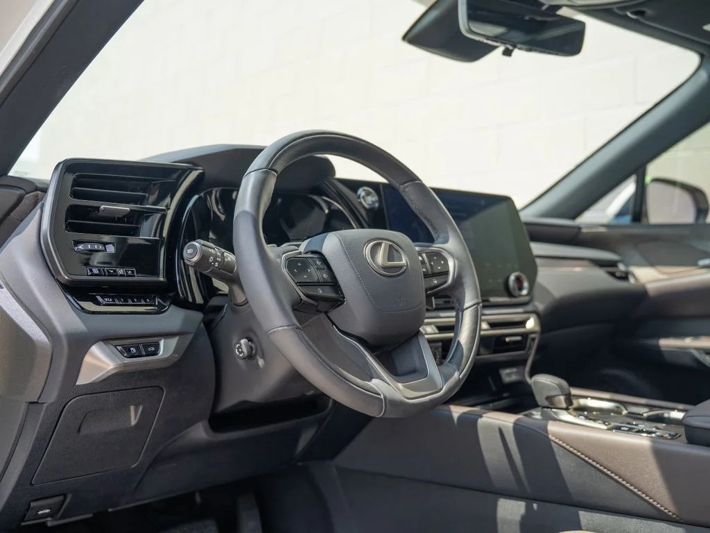 Used 2023 White Pearl Lexus 350 Luxury image 4