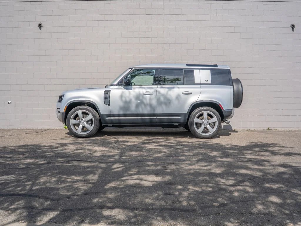 Used 2024 Hakuba Silver Metallic Land Rover SE image 2