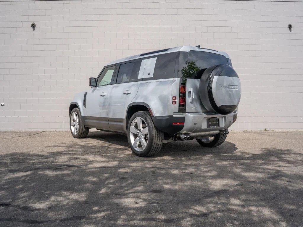 Used 2024 Hakuba Silver Metallic Land Rover SE image 3
