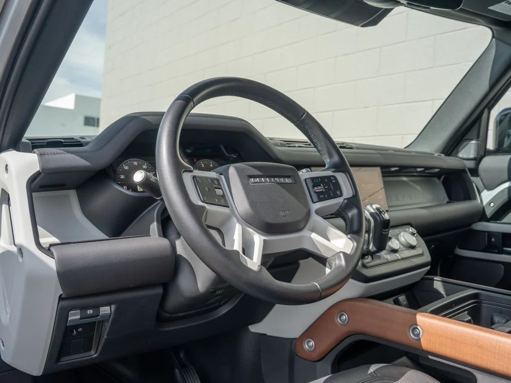 Used 2024 Hakuba Silver Metallic Land Rover SE image 4