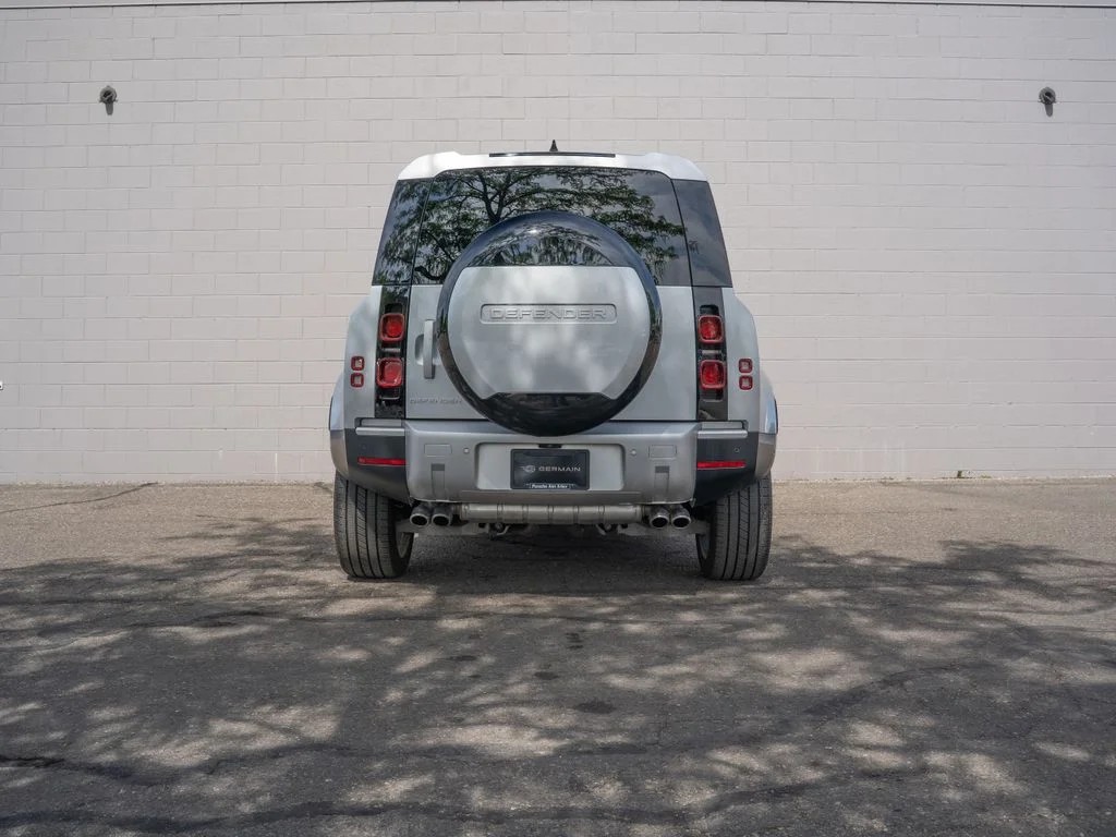 Used 2024 Hakuba Silver Metallic Land Rover SE image 6