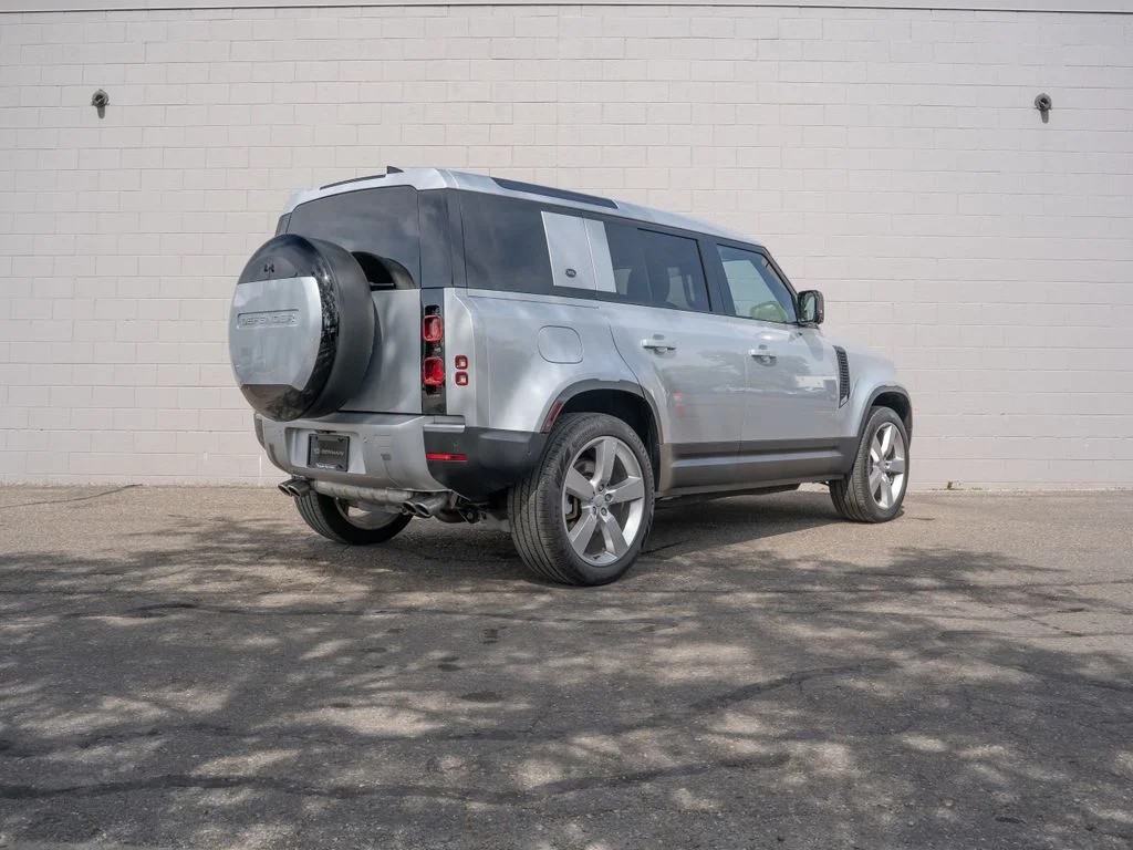 Used 2024 Hakuba Silver Metallic Land Rover SE image 7
