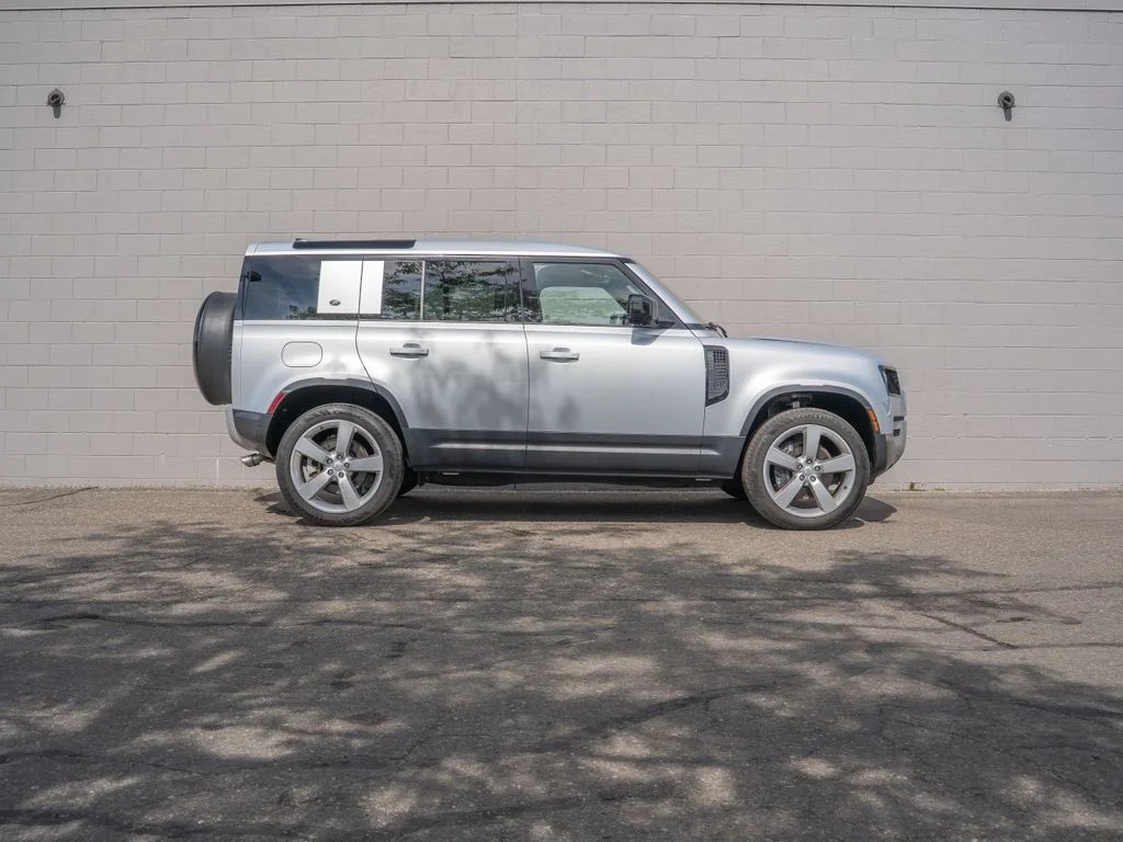 Used 2024 Hakuba Silver Metallic Land Rover SE image 8