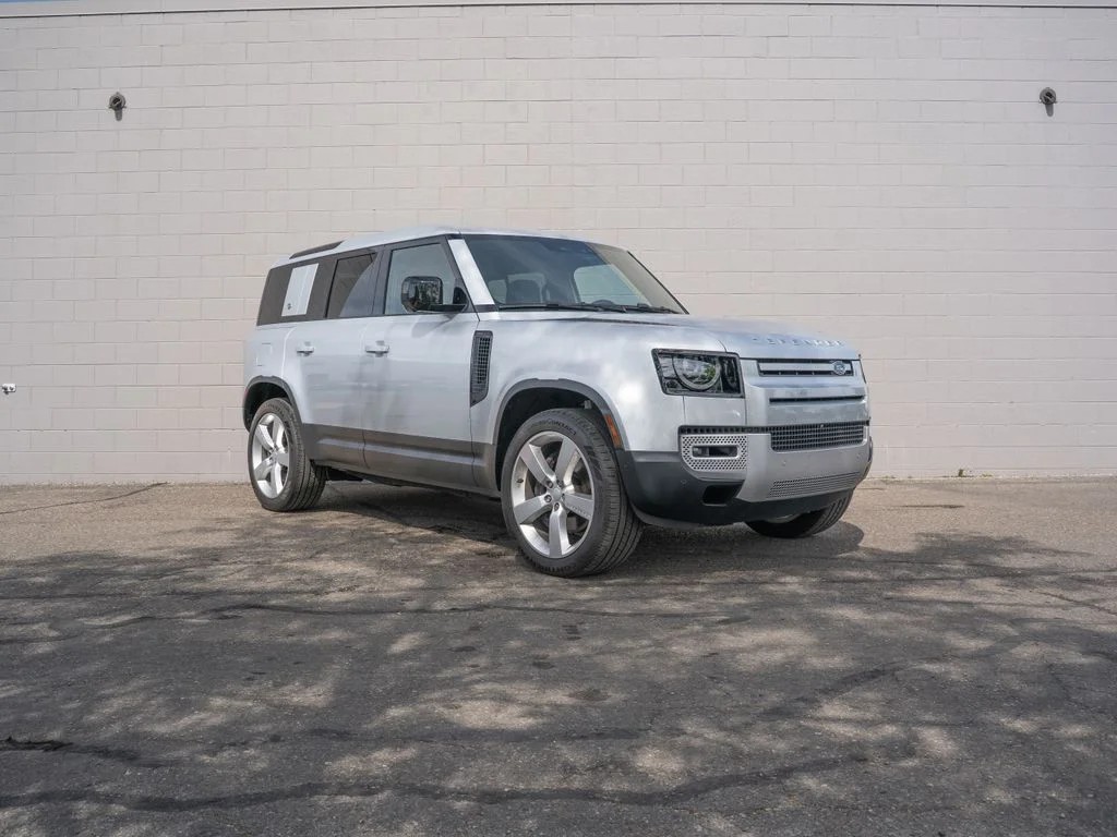 Used 2024 Hakuba Silver Metallic Land Rover SE image 9