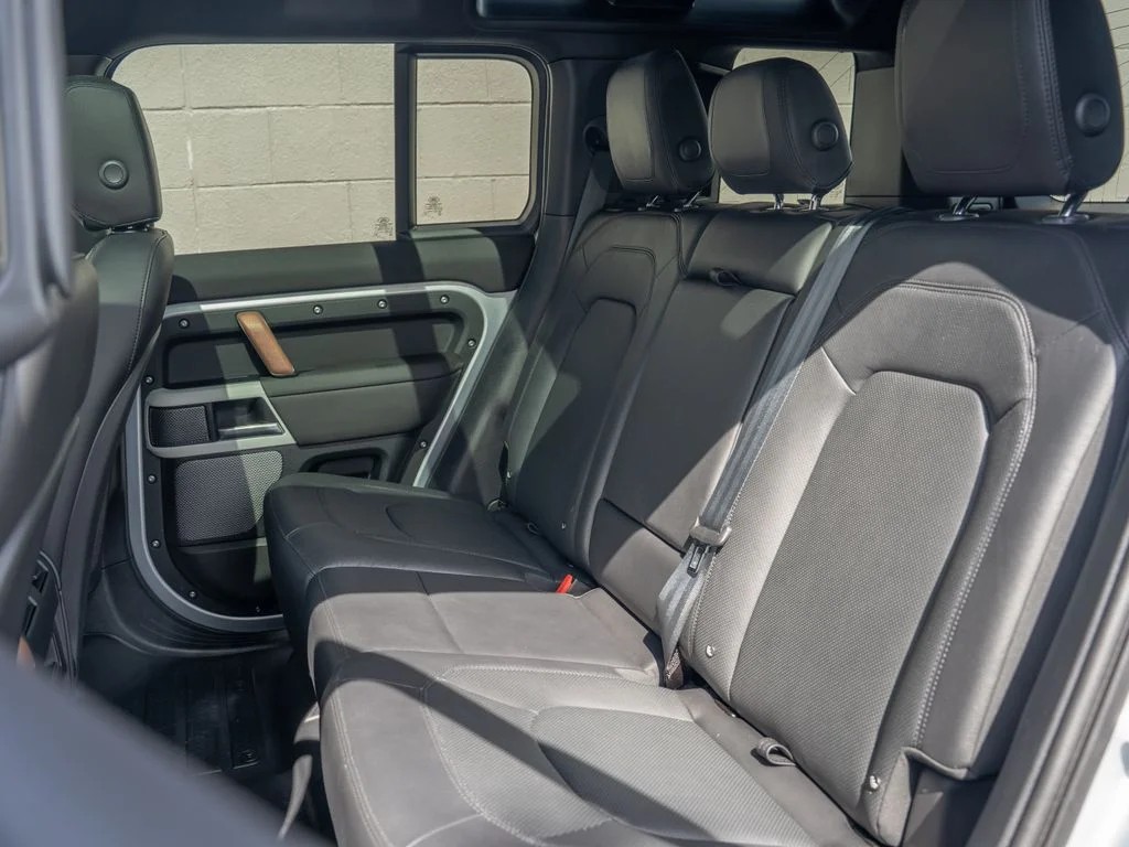 Used 2024 Hakuba Silver Metallic Land Rover SE image 18