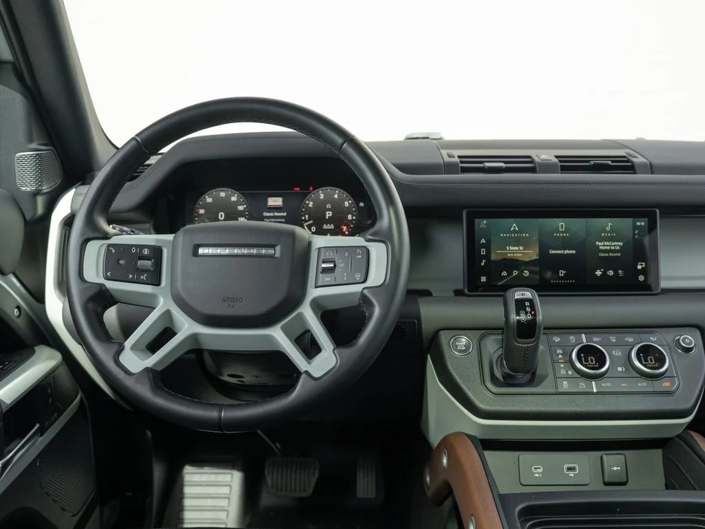 Used 2024 Hakuba Silver Metallic Land Rover SE image 22