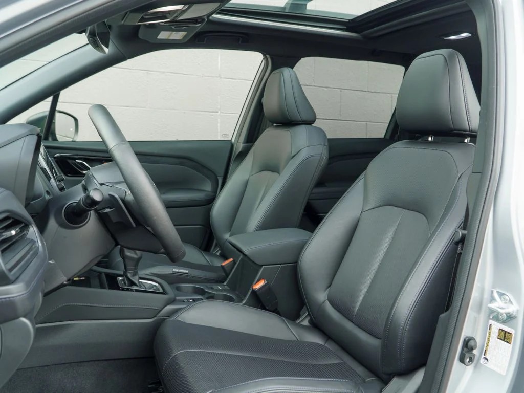 Used 2025 Ice Silver Metallic Subaru Limited image 5