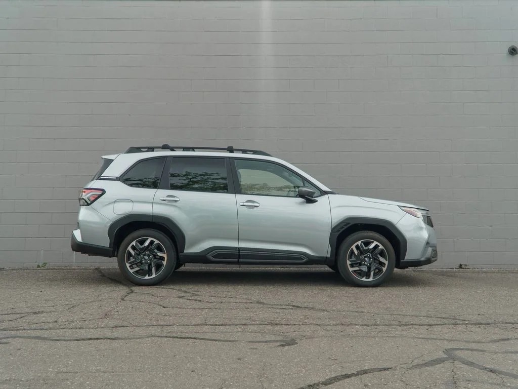 Used 2025 Ice Silver Metallic Subaru Limited image 8
