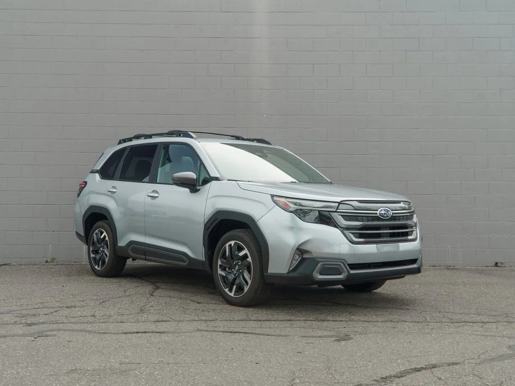 Used 2025 Ice Silver Metallic Subaru Limited image 9