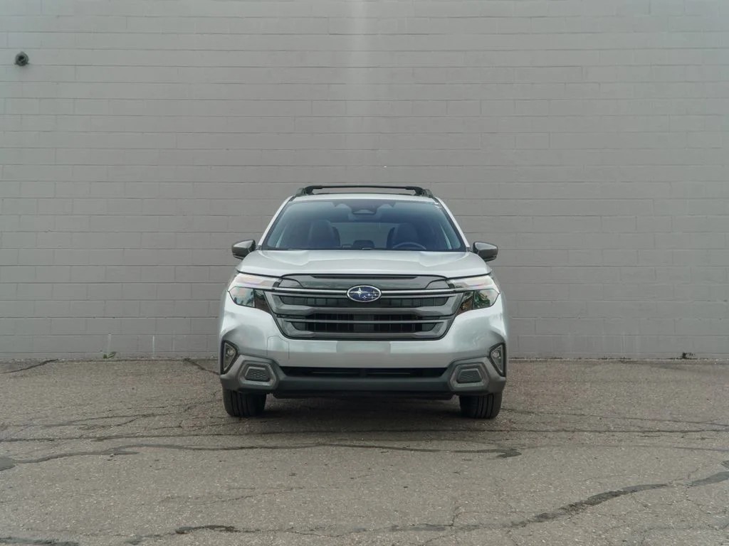 Used 2025 Ice Silver Metallic Subaru Limited image 10