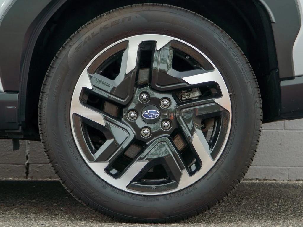 Used 2025 Ice Silver Metallic Subaru Limited image 13