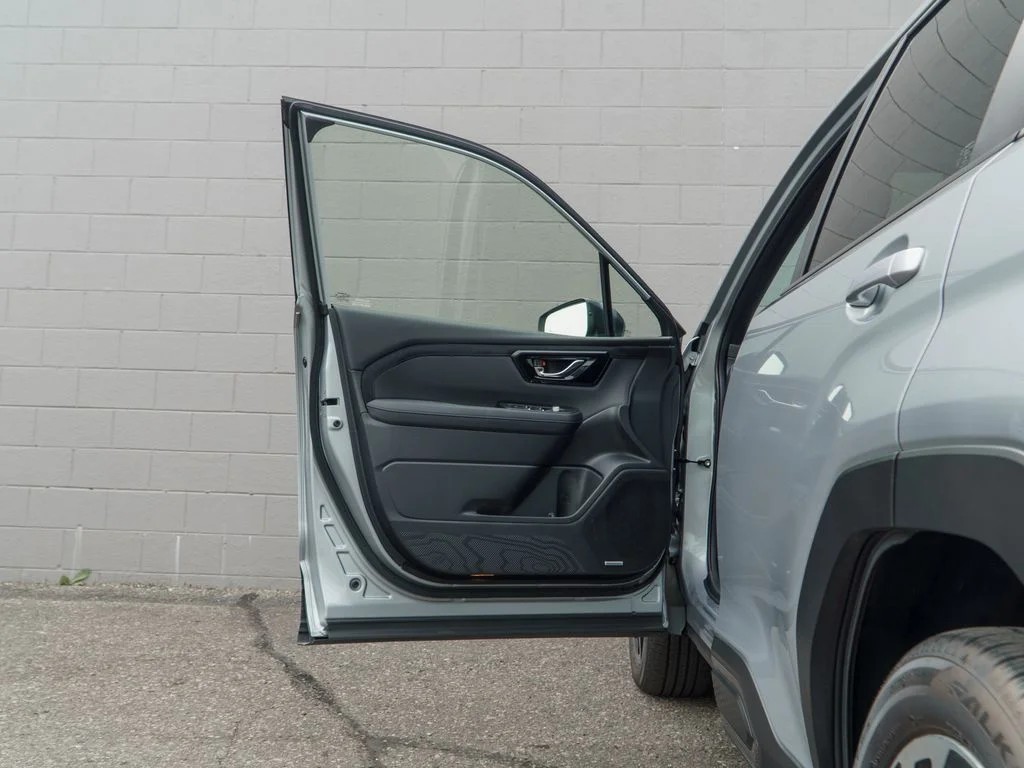 Used 2025 Ice Silver Metallic Subaru Limited image 15