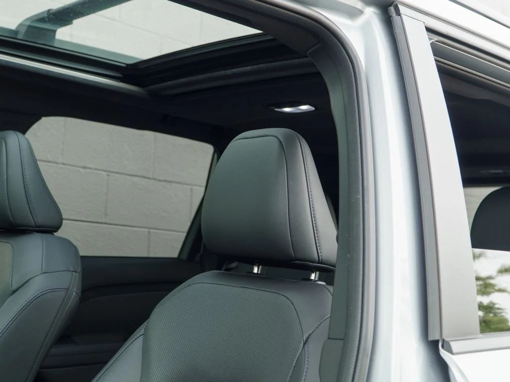 Used 2025 Ice Silver Metallic Subaru Limited image 19