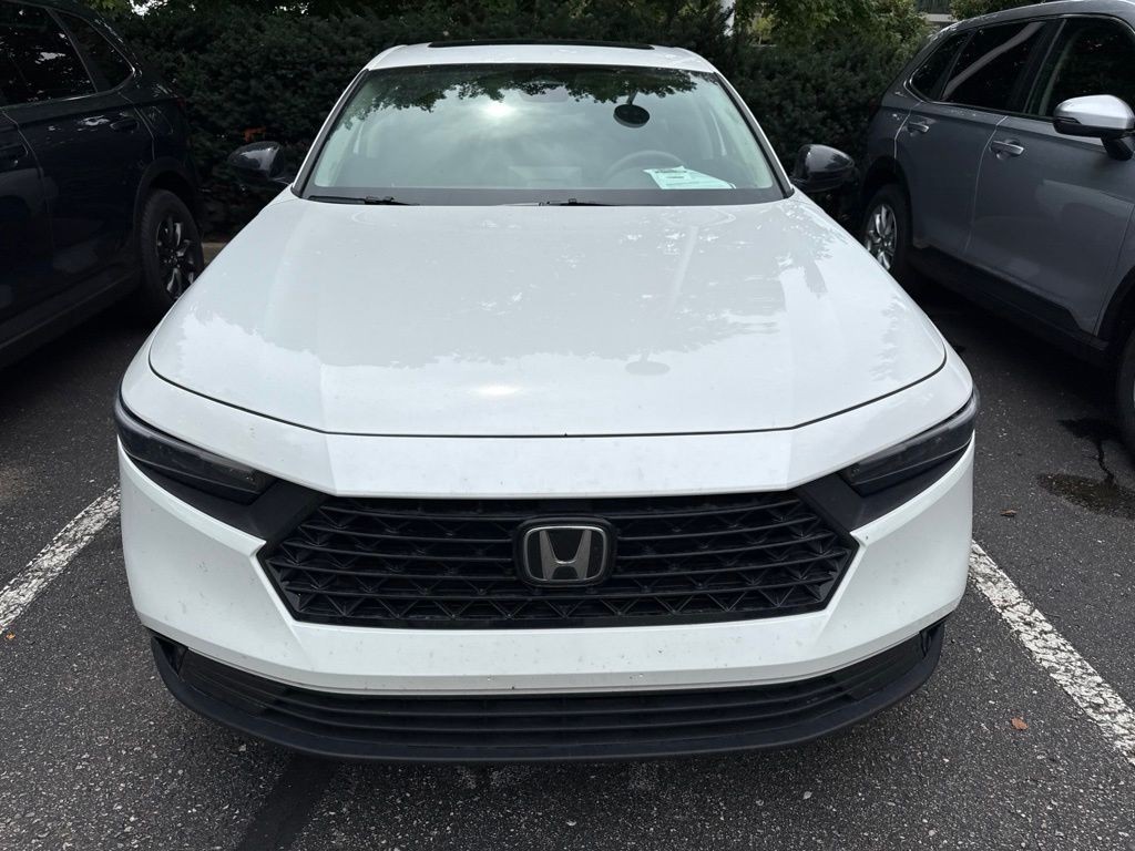 Certified Used 2025 Platinum White Pearl Honda 1.5T SE image 2