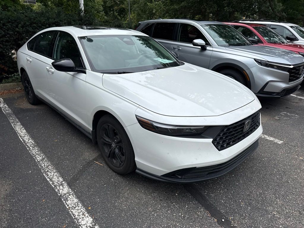 Certified Used 2025 Platinum White Pearl Honda 1.5T SE image 4