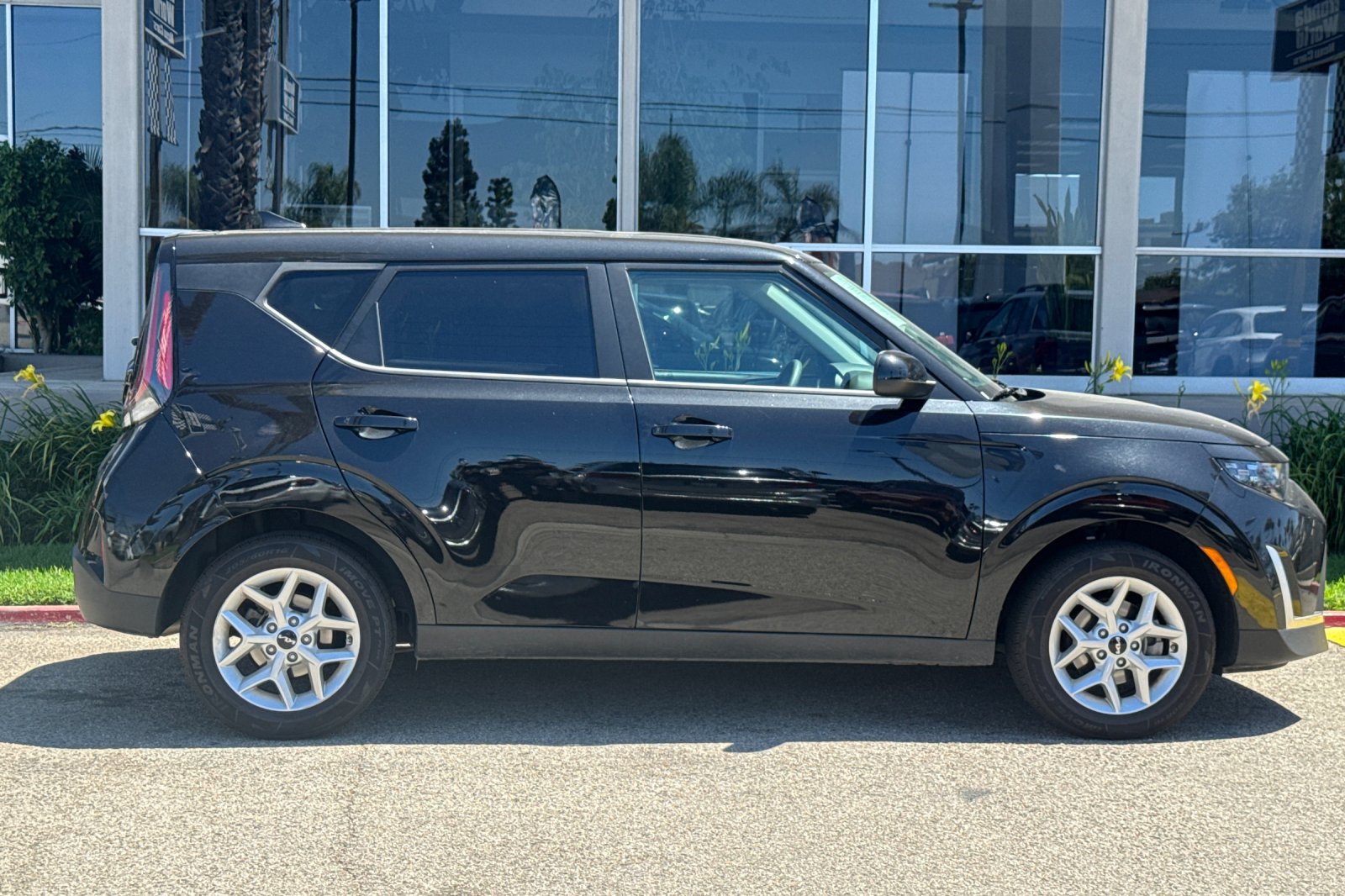 Used 2025 Black Kia LX image 4