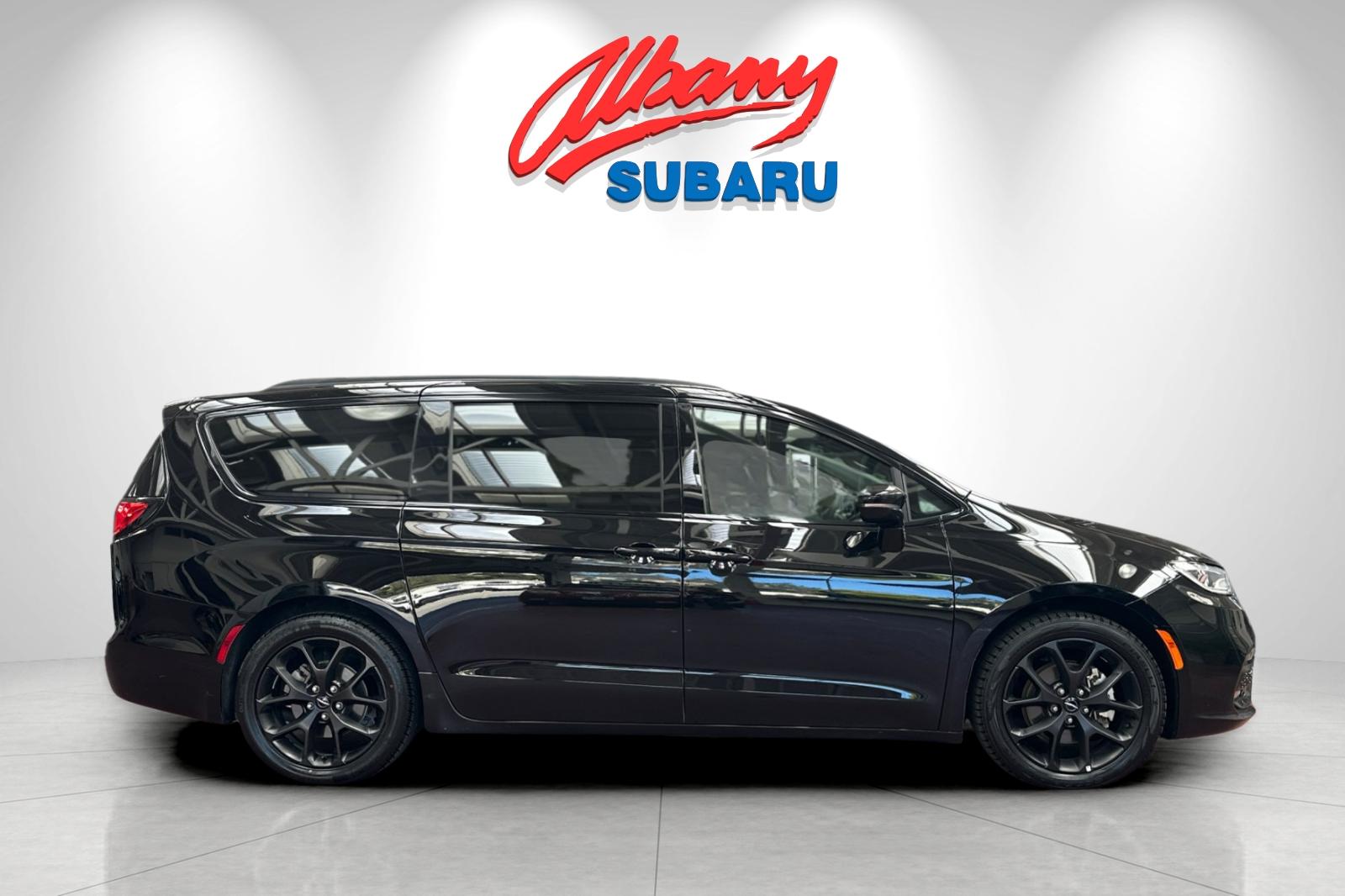 Used 2025 Black Chrysler Limited image 3
