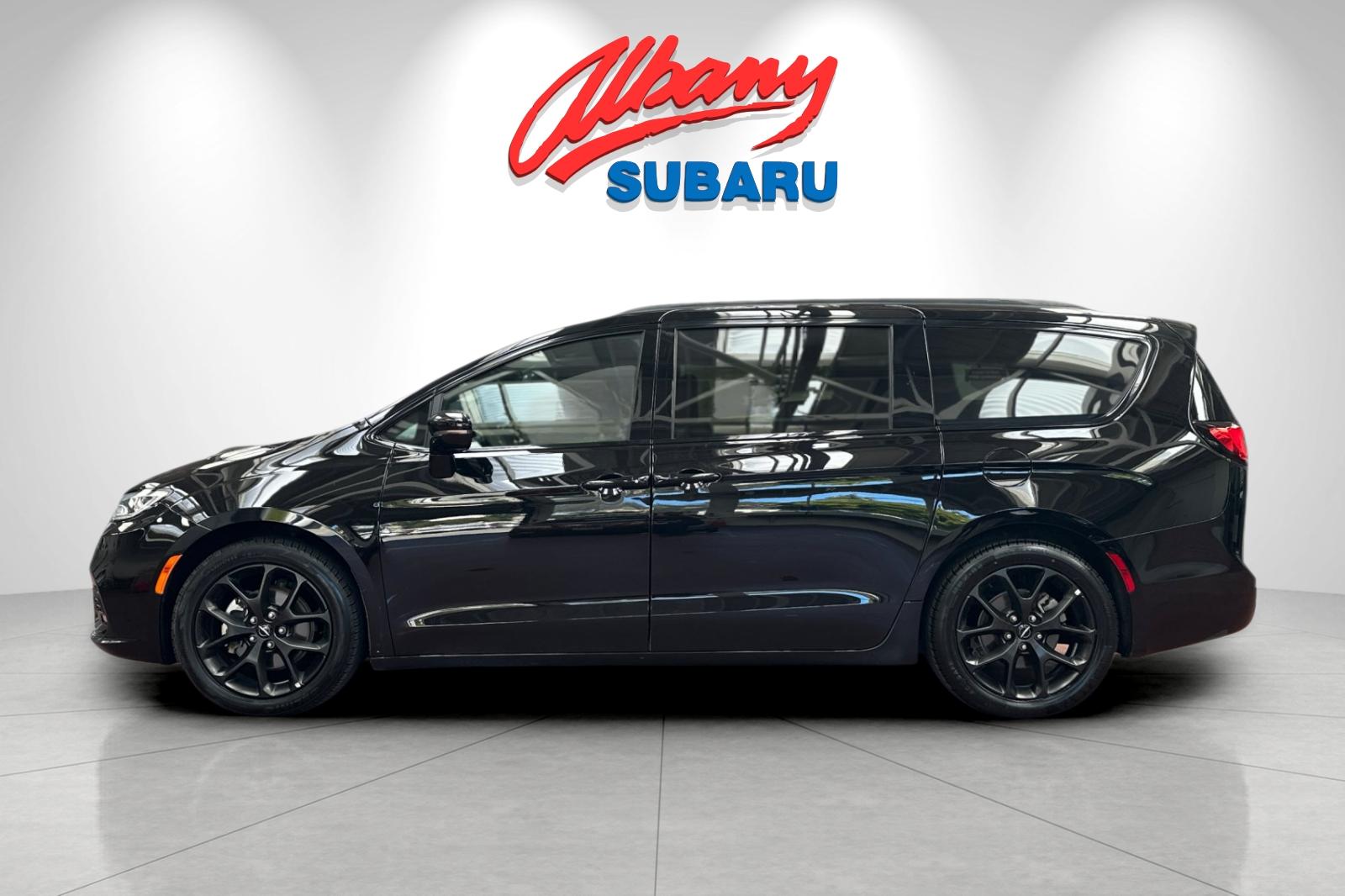 Used 2025 Black Chrysler Limited image 8