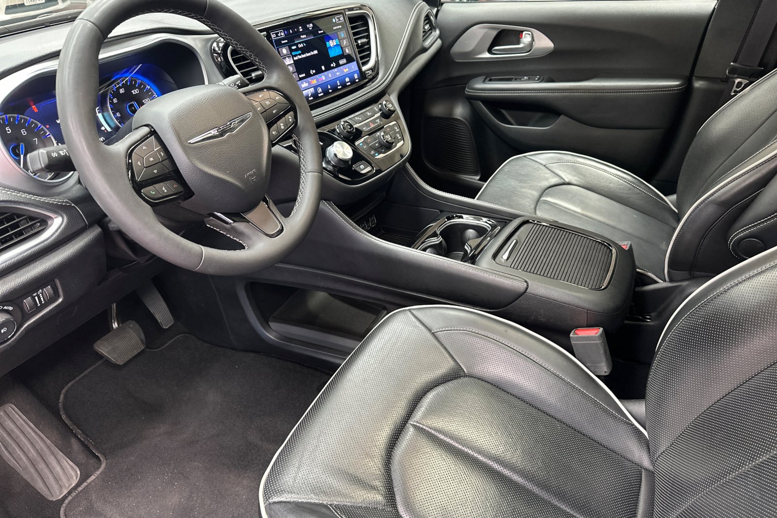 Used 2025 Black Chrysler Limited image 13