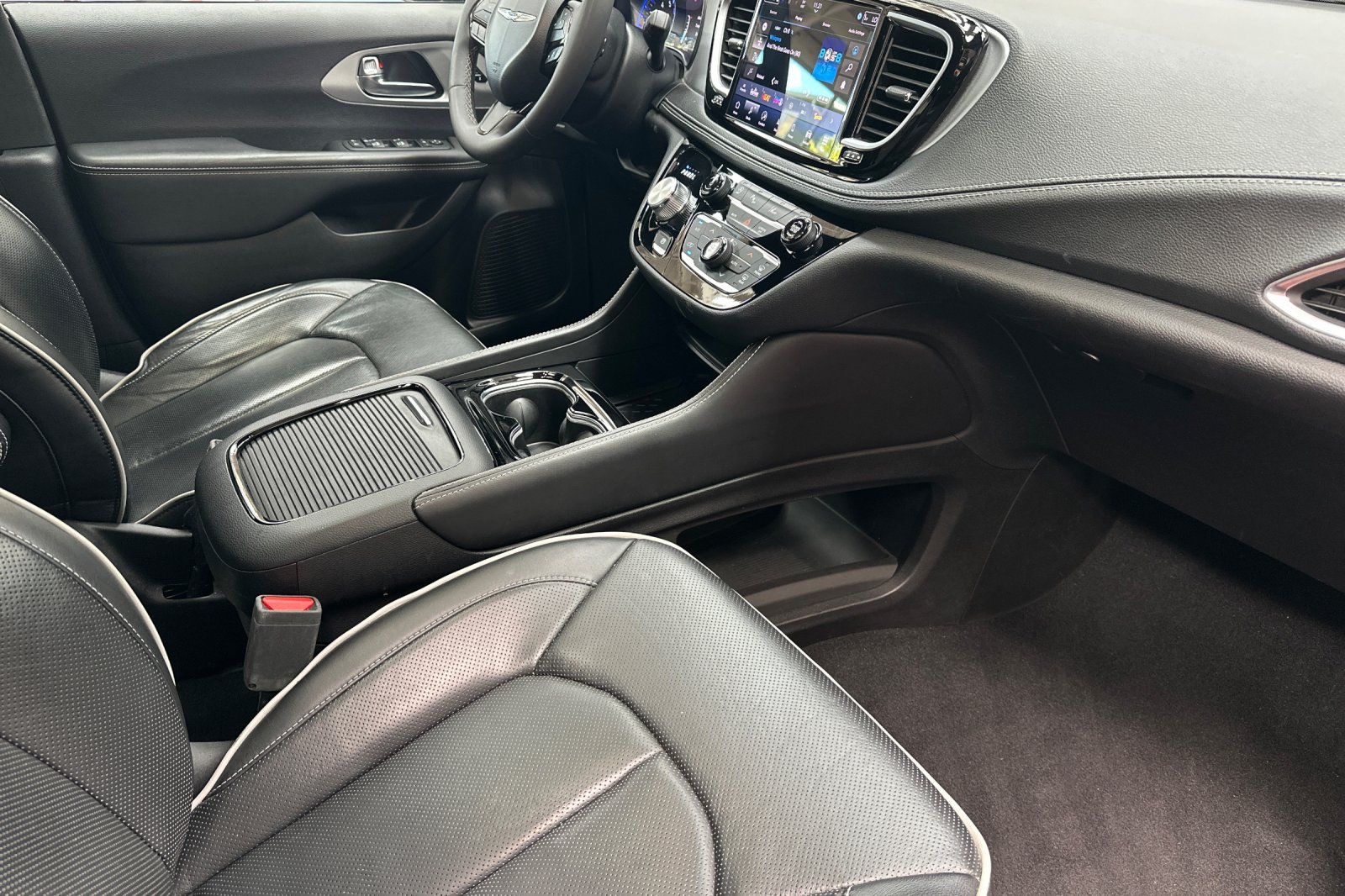 Used 2025 Black Chrysler Limited image 22