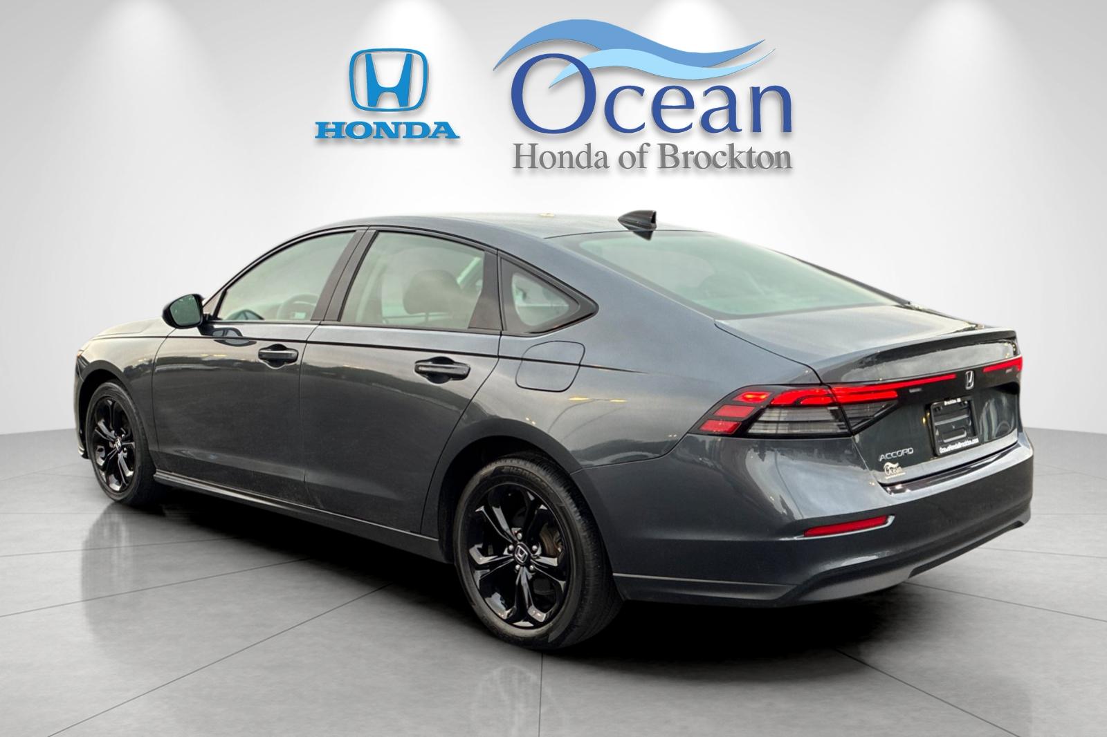Used 2025 Meteorite Gray Metallic Honda SE image 4