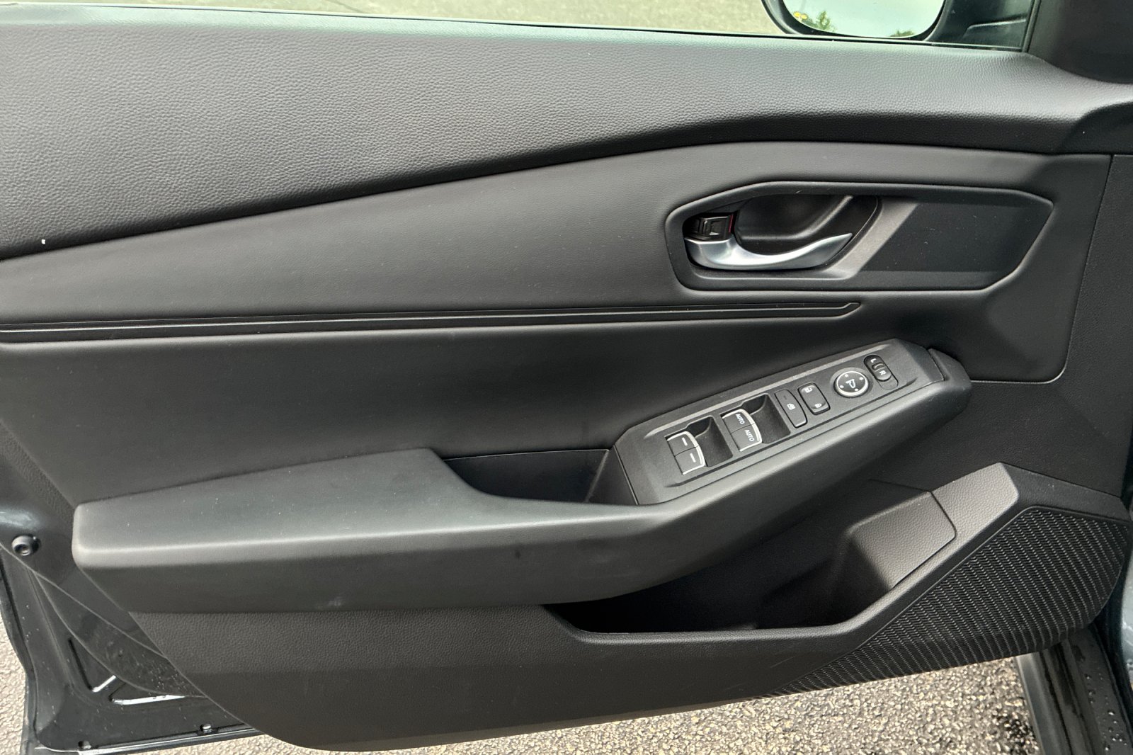 Used 2025 Meteorite Gray Metallic Honda SE image 11
